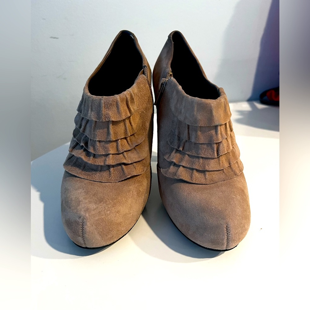 Gianni Bini ‘Tula’ Beige Ankle Bootie/Heels in Women Size 7